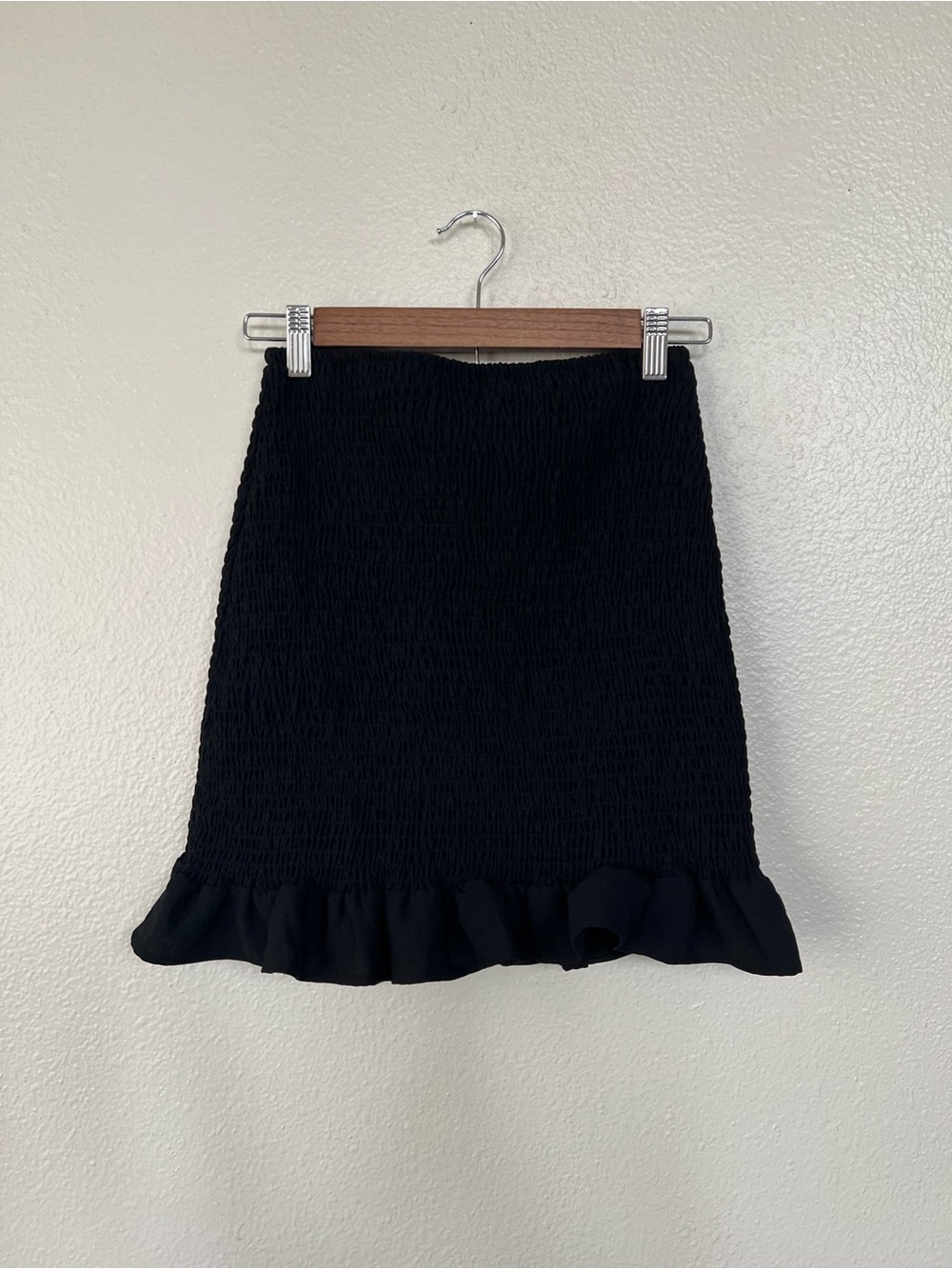 Leith Black Smocked Mini Skirt Ruffle Hem siz XS
